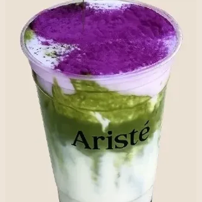 Beker matcha met een dikke paarse lavendelschuimlaag