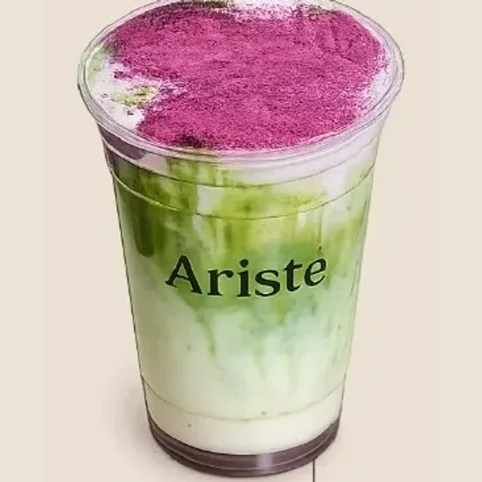 Beker matcha met framboosroze schuim en een laagje vruchtenpoeder